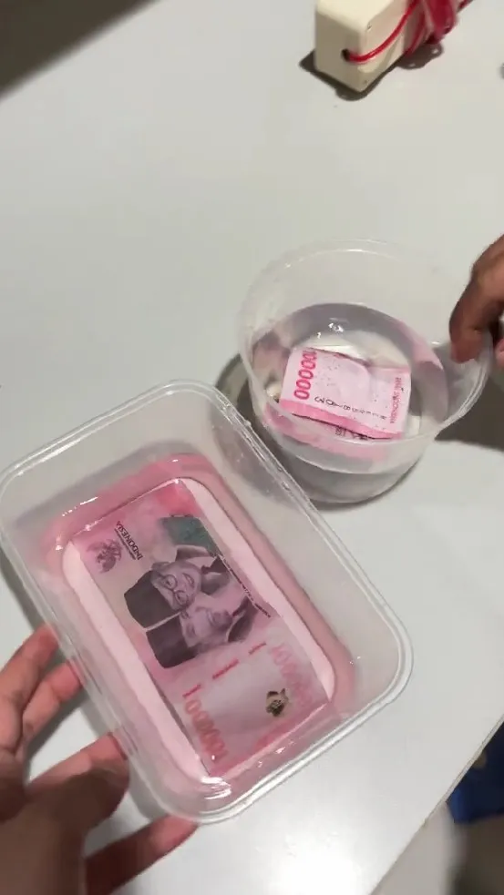 duit 100 ribu ditolak mesin saat setor tunai © TikTok