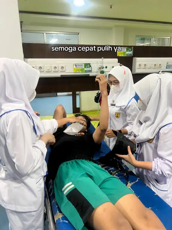 Pria panggil damkar untuk antar ke rumah sakit © 2025 TikTok Pria panggil damkar untuk antar ke rumah sakit © 2025 TikTok