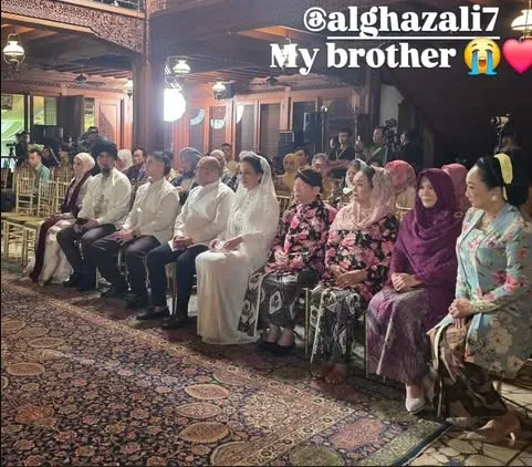 Maia Estianty duduk berdekatan dengan Mulan © berbagai sumber Maia Estianty duduk berdekatan dengan Mulan © berbagai sumber