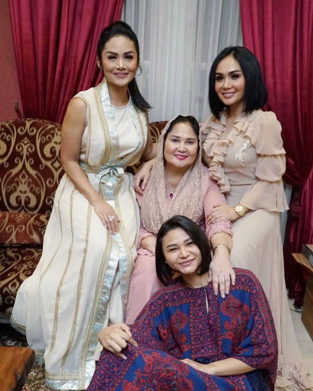 wanita imut berkebaya ini ternyata ibu dua diva © berbagai sumber