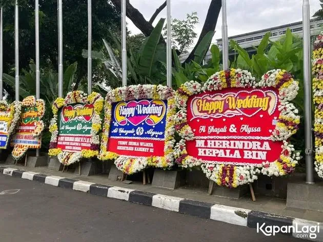 karangan bunga ngunduh mantu al © 2025 Kapanlagi.com