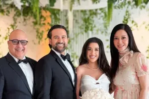 6 Potret gaya Maia Estianty saat kondangan ke luar negeri, aura old money