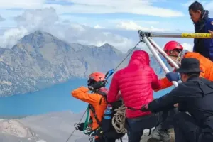 Keluarga kirim surat untuk relawan yang evakuasi turis Brasil yang jatuh di Gunung Rinjani, ini isinya