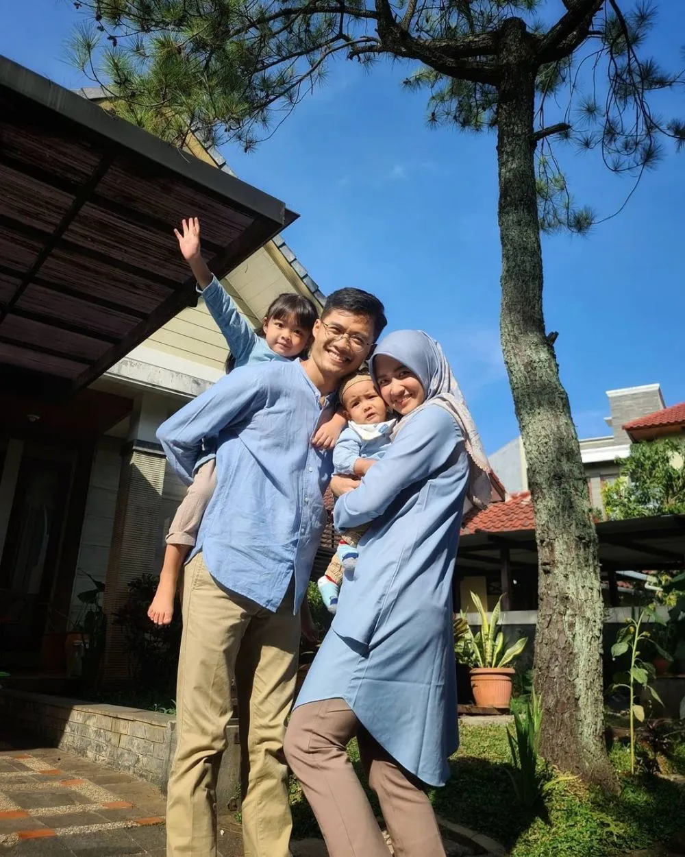 potret gita cinta pertama mas pur © berbagai sumber potret gita cinta pertama mas pur © berbagai sumber