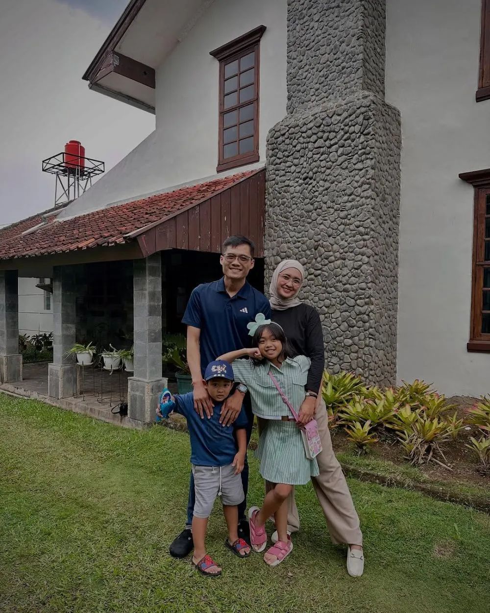 Jadi cinta pertama Mas Pur 'Tukang Ojek Pengkolan', ini 11 potret Gita yang kian menawan dengan hijab berbagai sumber Jadi cinta pertama Mas Pur 'Tukang Ojek Pengkolan', ini 11 potret Gita yang kian menawan dengan hijab berbagai sumber