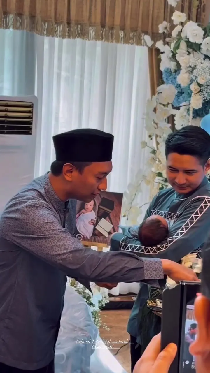 Momen akikah anak pertama Chand Kelvin © 2025 brilio.net Momen akikah anak pertama Chand Kelvin © 2025 brilio.net