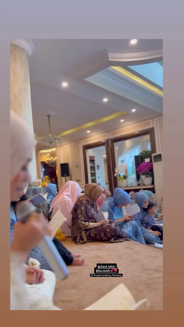 Momen akikah anak pertama Chand Kelvin © 2025 brilio.net Momen akikah anak pertama Chand Kelvin © 2025 brilio.net