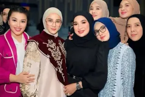5 Potret seleb tampil anggun di anniversary Haji Isam, Mulan Jameela bergamis satin yang mewah