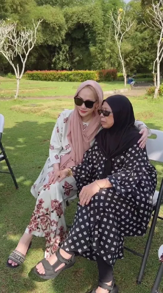 BCL ziarah ke makam bareng eks mertua © Instagram