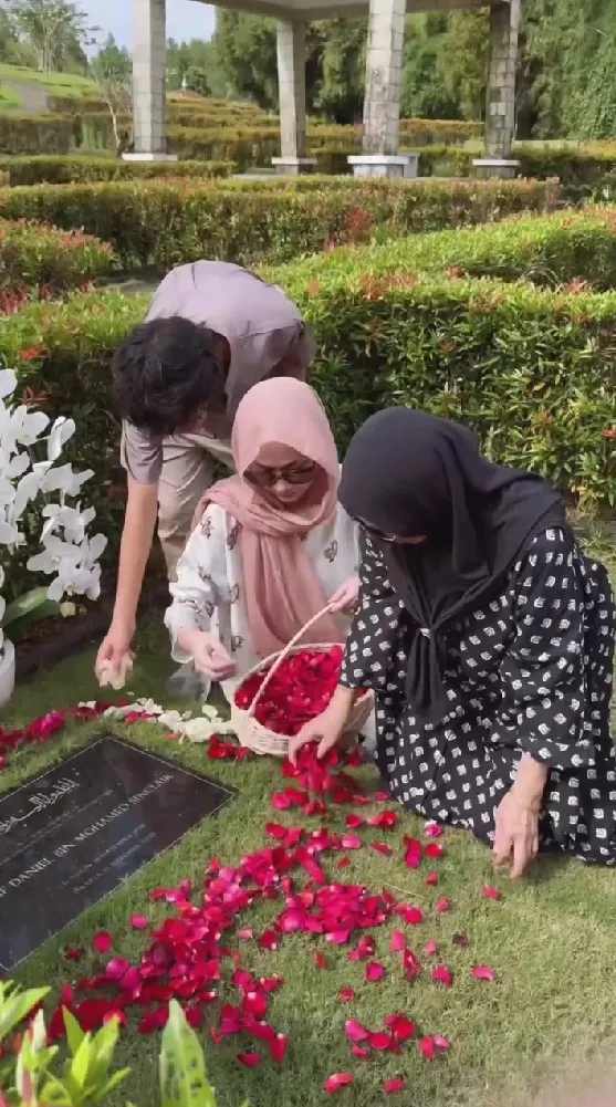 BCL ziarah ke makam bareng eks mertua © Instagram