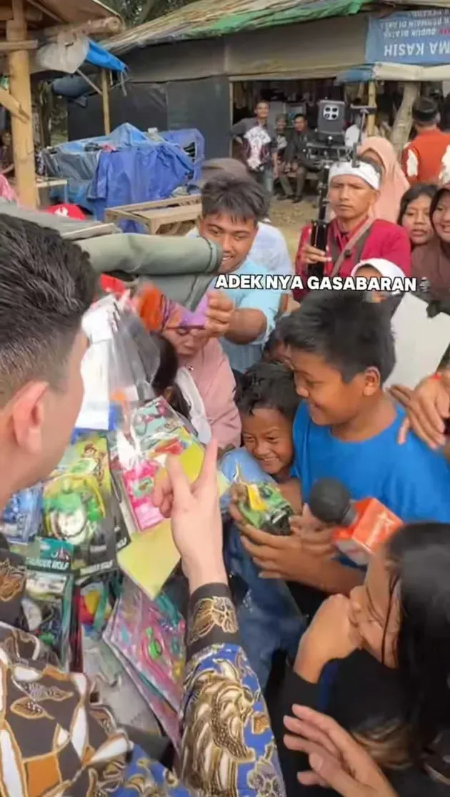 Fakta pedagang rugi mainan diborong Verrell Bramasta © 2025 brilio.net Fakta pedagang rugi mainan diborong Verrell Bramasta © 2025 brilio.net