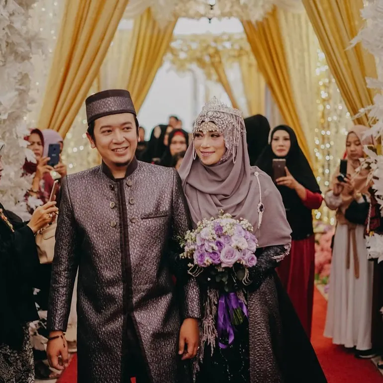 Wanita berkebaya hitam di samping Nike Ardilla © Instagram Wanita berkebaya hitam di samping Nike Ardilla © Instagram