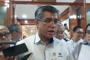 571 ribu penerima bansos terlibat judi online, apa kata Menaker Yassierli?