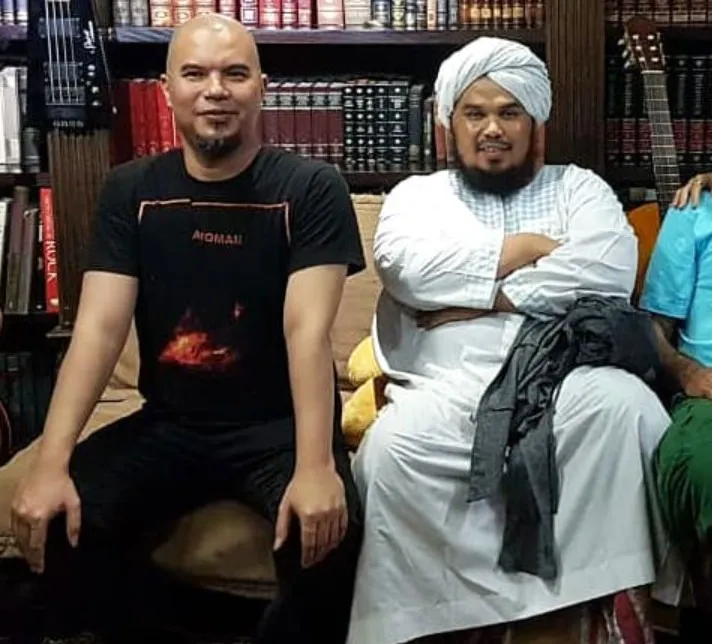 Ustaz Derry Sulaiman minta Ahmad Dhani berhenti © berbagai sumber