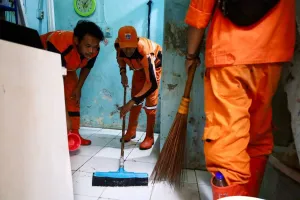 Sulitnya cari kerja zaman sekarang, 2 wanita S1 akuntansi ini lamar jadi petugas kebersihan di Jakarta