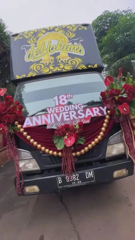 potret anniversary Irfan Hakim dan Della © Instagram potret anniversary Irfan Hakim dan Della © Instagram