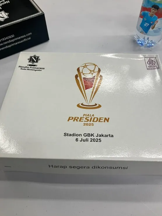 Pria bule ini puji nasi kotak Piala Presiden © X