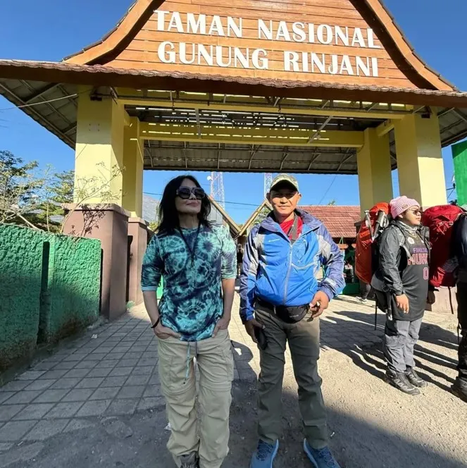 Atiek CB ke puncak gunung Rinjani © Instagram Atiek CB ke puncak gunung Rinjani © Instagram