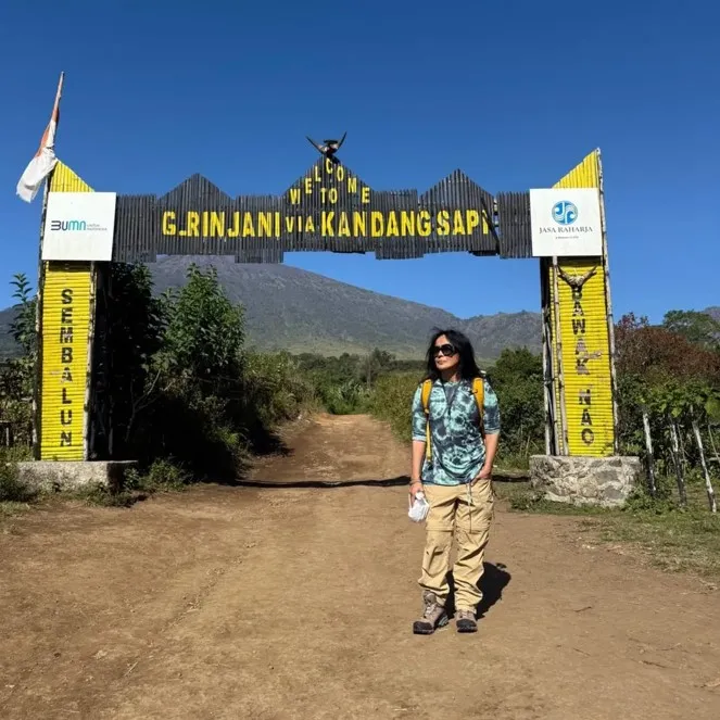 Atiek CB ke puncak gunung Rinjani © Instagram Atiek CB ke puncak gunung Rinjani © Instagram