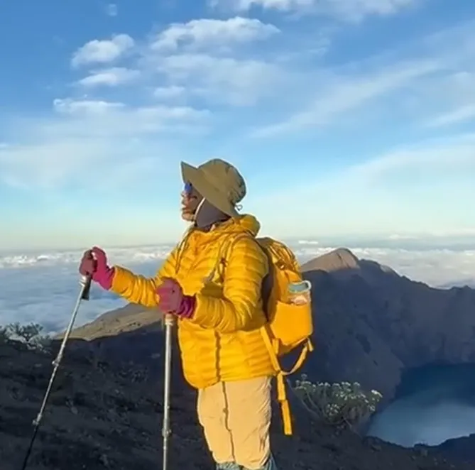 Atiek CB ke puncak gunung Rinjani © Instagram Atiek CB ke puncak gunung Rinjani © Instagram