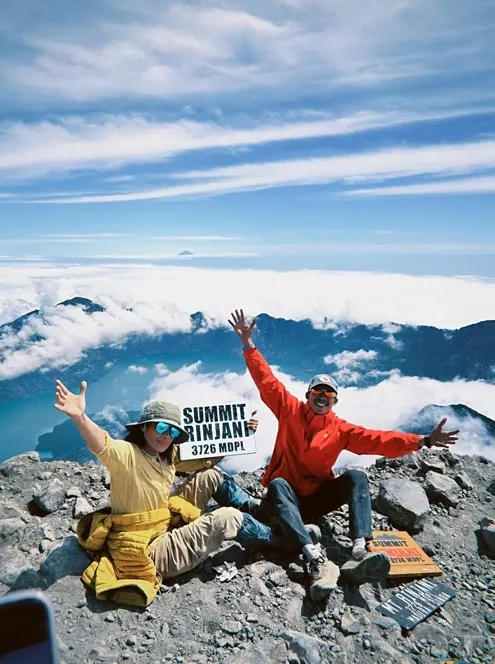 Atiek CB ke puncak gunung Rinjani © Instagram Atiek CB ke puncak gunung Rinjani © Instagram