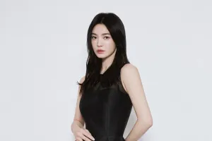 Lepas image feminin, potret Song Hye-kyo tampil garang dengan gaya mullet ini bikin fans syok