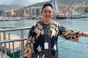 Momen lucu Titiek Soeharto kumpulin kue-kue biar jadi 1 kotak seusai rapat, the real ibu-ibu umumnya