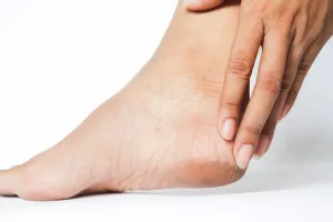 Solusi rumahan atasi tumit kasar, menebal, dan retak tanpa obat mahal, cukup rutin pakai campuran ini