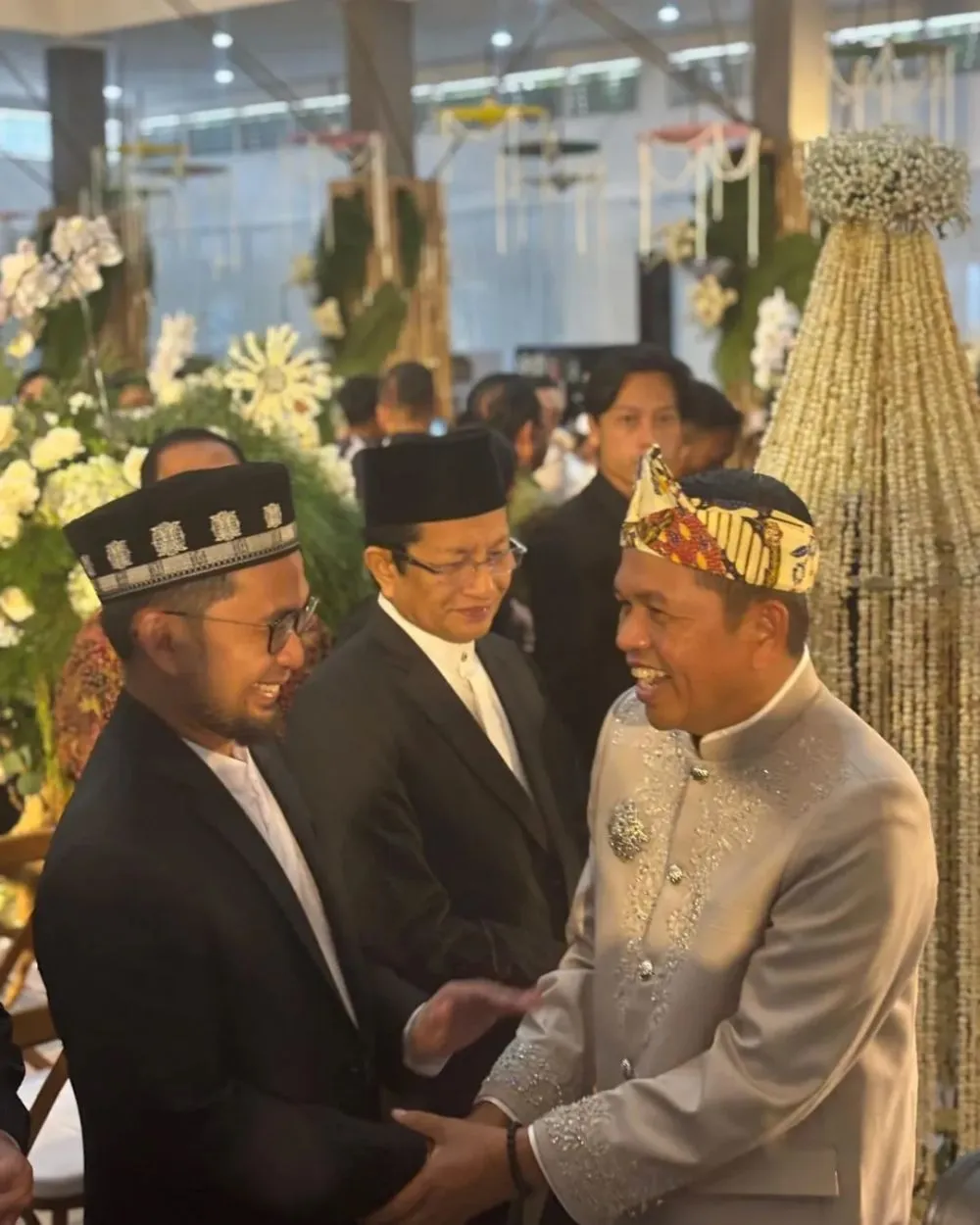 Pesohor hadir di acara resepsi nikahan anak Dedi Mulyadi © 2025 brilio.net Pesohor hadir di acara resepsi nikahan anak Dedi Mulyadi © 2025 brilio.net