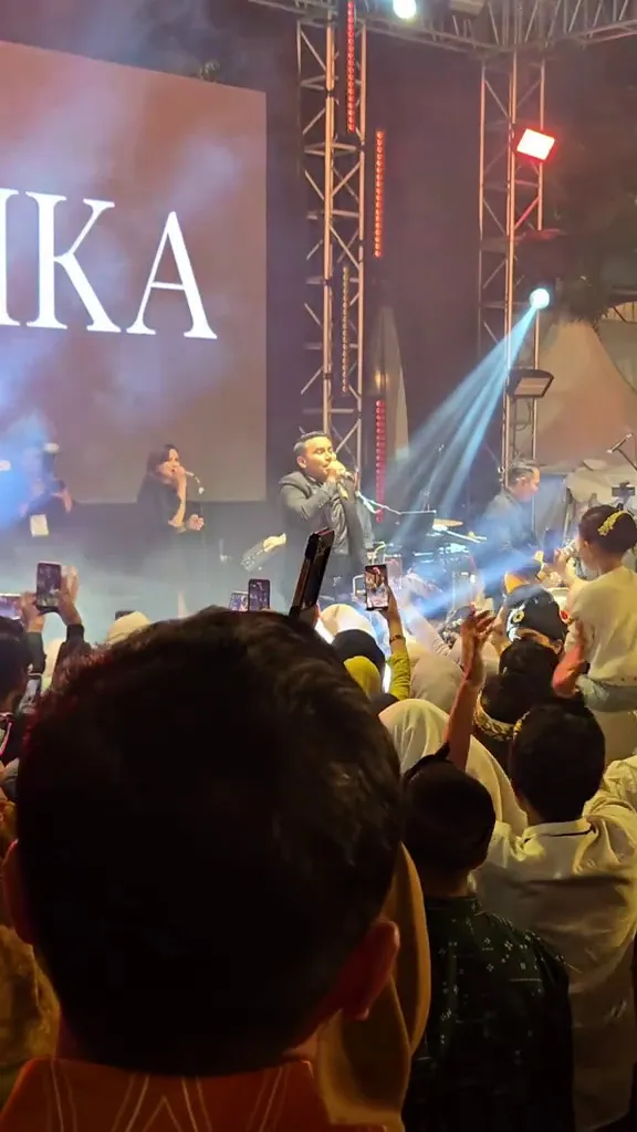 Pesohor hadir di acara resepsi nikahan anak Dedi Mulyadi © 2025 brilio.net Pesohor hadir di acara resepsi nikahan anak Dedi Mulyadi © 2025 brilio.net