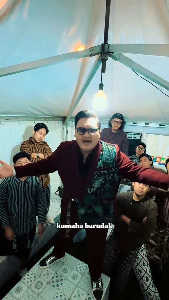 Pesohor hadir di acara resepsi nikahan anak Dedi Mulyadi © 2025 brilio.net Pesohor hadir di acara resepsi nikahan anak Dedi Mulyadi © 2025 brilio.net