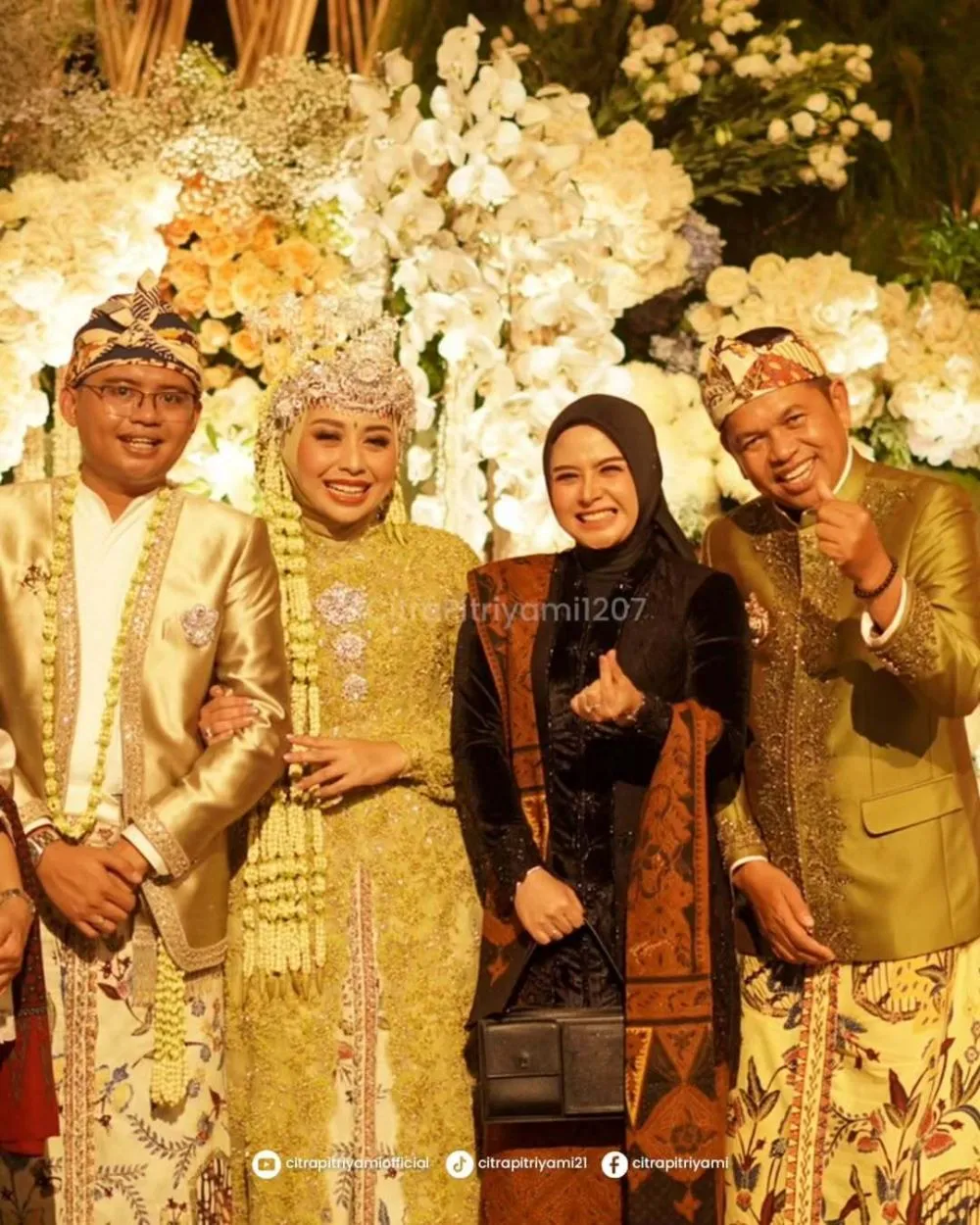 Pesohor hadir di acara resepsi nikahan anak Dedi Mulyadi © 2025 brilio.net Pesohor hadir di acara resepsi nikahan anak Dedi Mulyadi © 2025 brilio.net