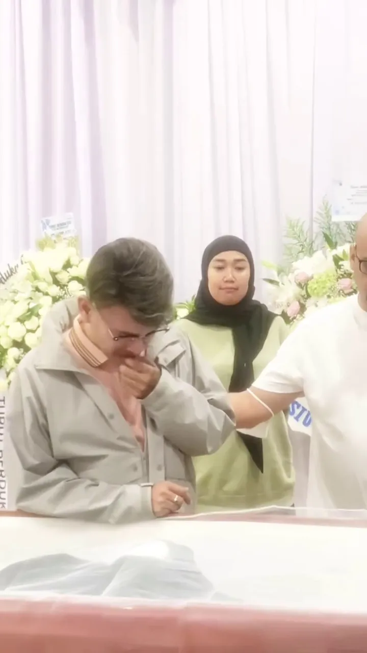 Persemayaman ayah Sarwendah © 2025 brilio.net