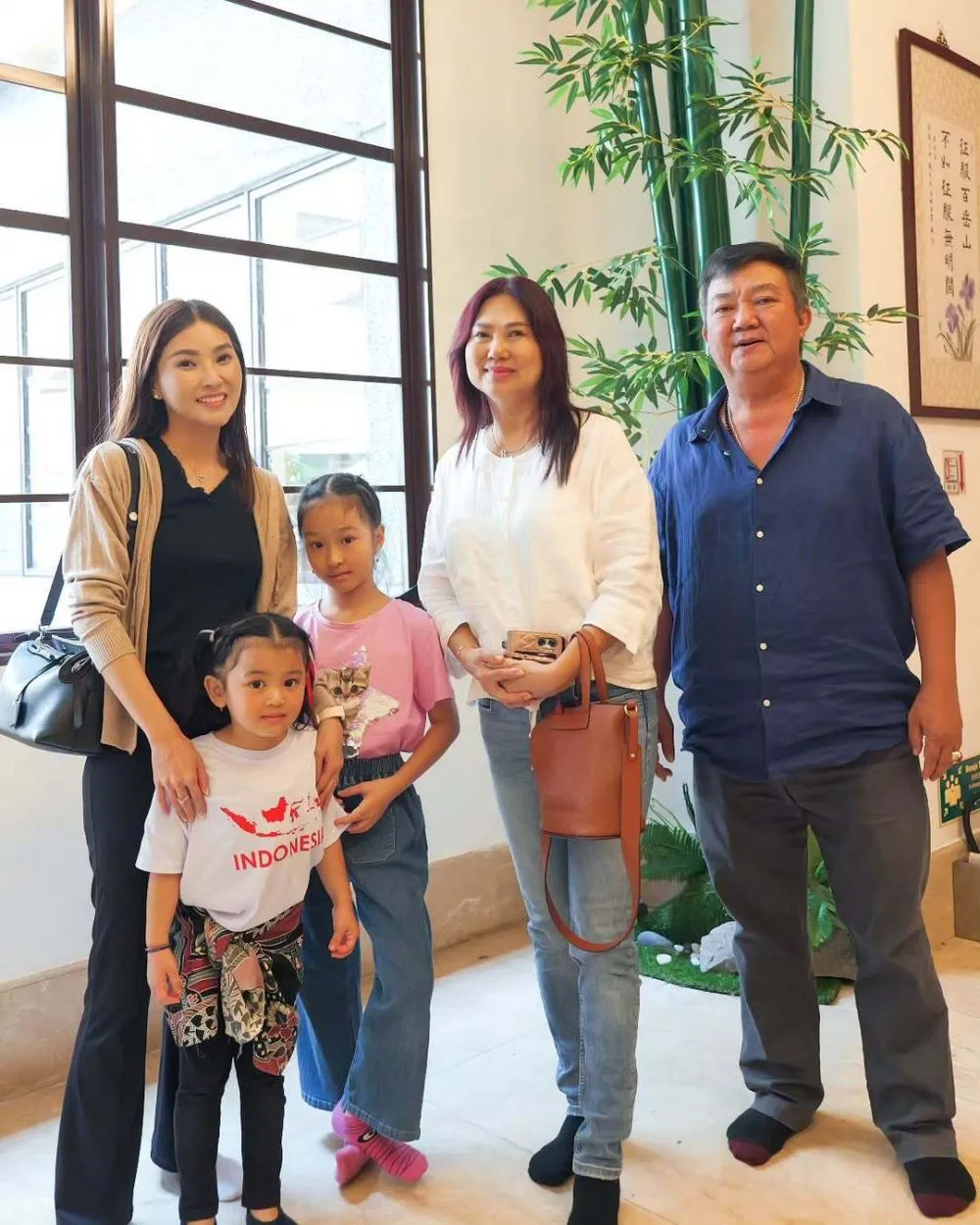 Kenangan Sarwendah bersama mendiang ayah © 2025 brilio.net