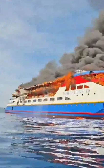 kapal km barcelona kebakaran © 2025 berbagai sumber
