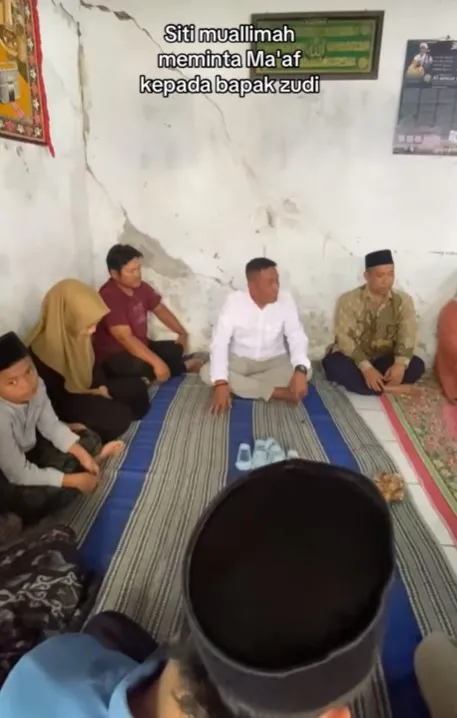 Wali murid tuntut guru madin © TikTok Wali murid tuntut guru madin © TikTok