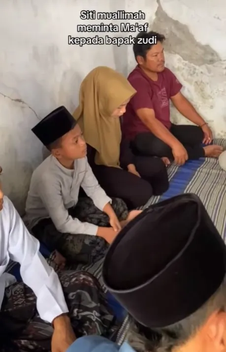 Wali murid tuntut guru madin © TikTok Wali murid tuntut guru madin © TikTok