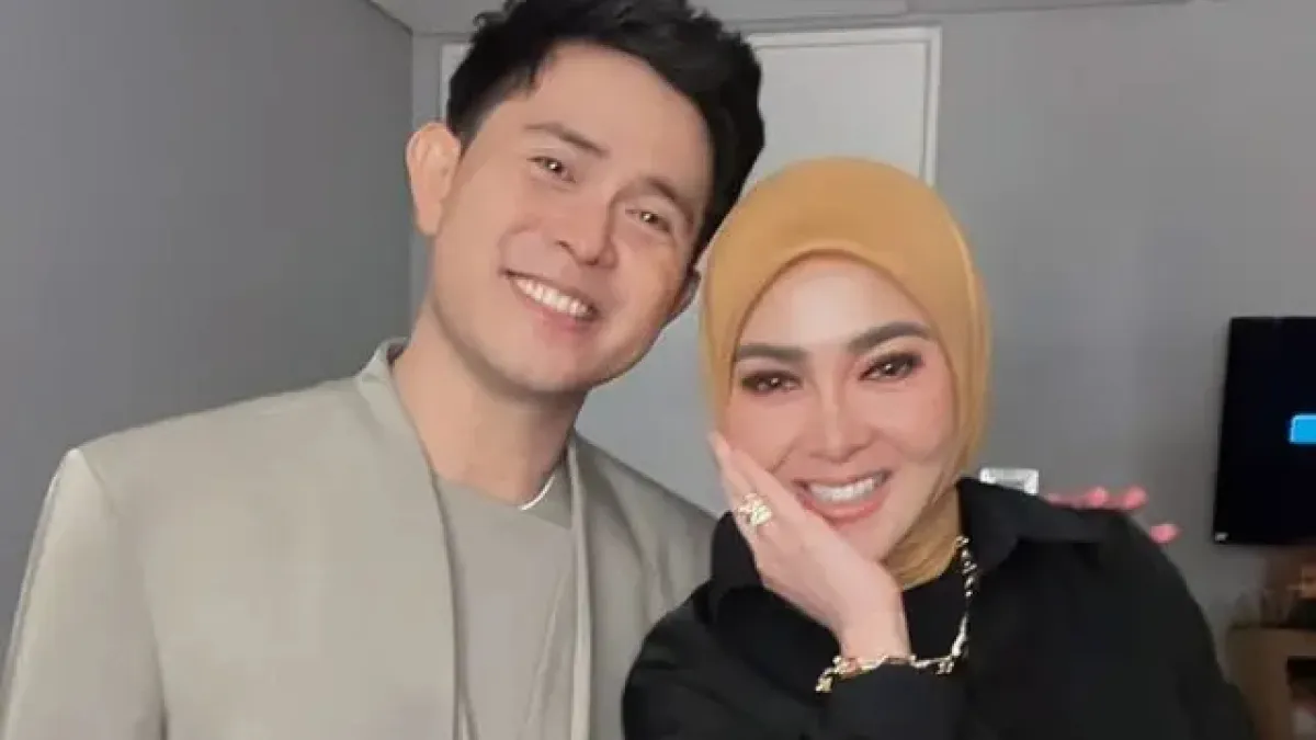 5 Potret gaya glamor Syahrini di konser Cakra Khan Singapura, rich look yang menawan