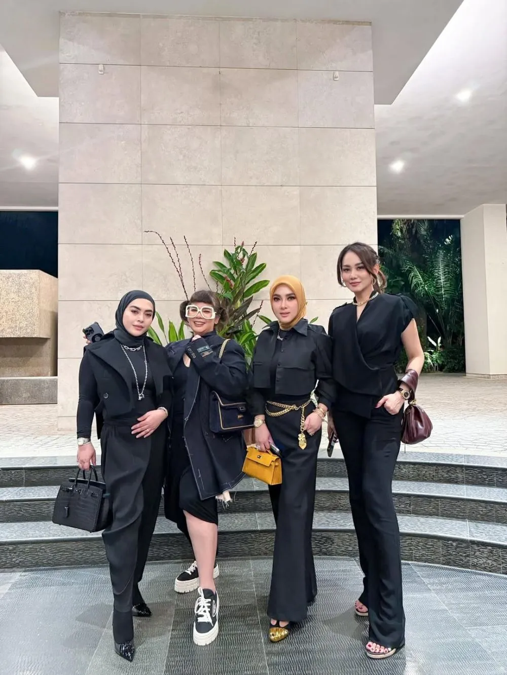 gaya glamor syahrini di konser cakra khan © 2025 brilio.net gaya glamor syahrini di konser cakra khan © 2025 brilio.net