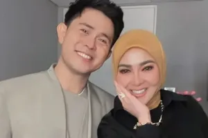 5 Potret gaya glamor Syahrini di konser Cakra Khan Singapura, rich look yang menawan