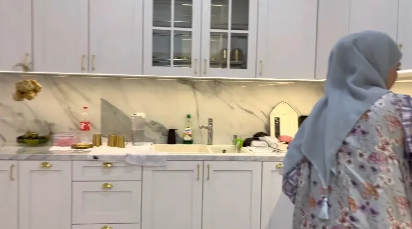 dapur Angel Lelga kulkasnya canggih © YouTube