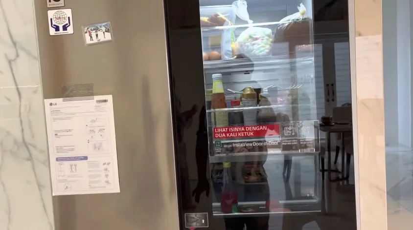 dapur Angel Lelga kulkasnya canggih © YouTube