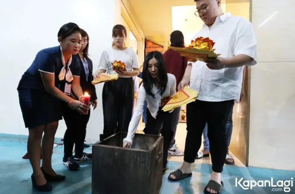 ketegaran Sarwendah ikut prosesi kremasi © berbagai sumber