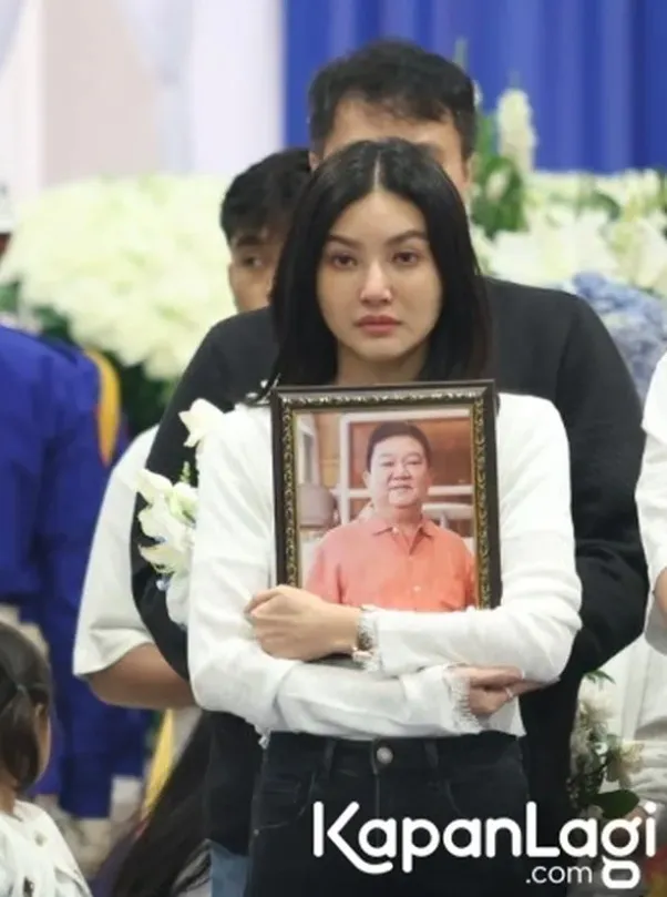 ketegaran Sarwendah ikut prosesi kremasi © berbagai sumber