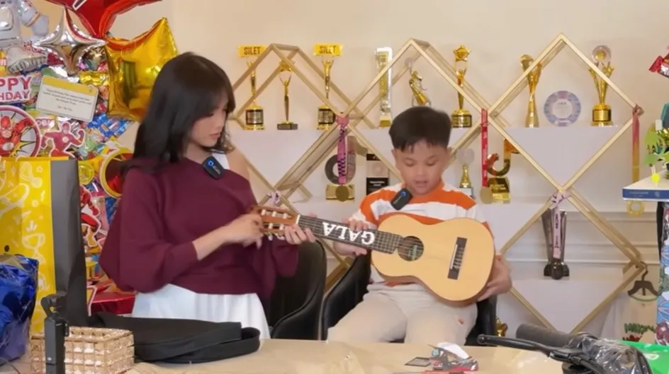 Fuji unboxing kado ultah Gala dari keluarga Doddy © YouTube Fuji unboxing kado ultah Gala dari keluarga Doddy © YouTube