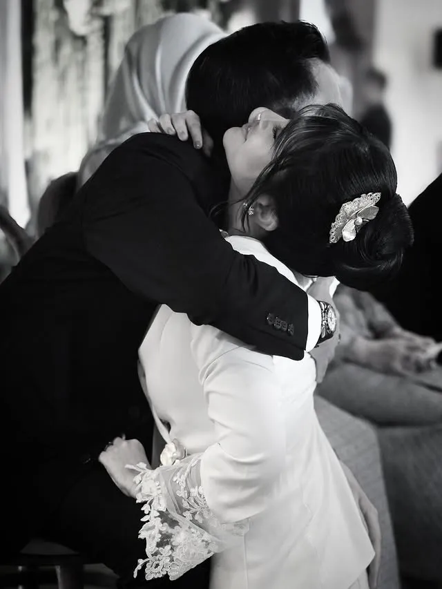 Ikke Nurjanah dan Aldi Bragi menangis haru di pernikahan putrinya Adira Kania © 2025 brilio.net Ikke Nurjanah dan Aldi Bragi menangis haru di pernikahan putrinya Adira Kania © 2025 brilio.net