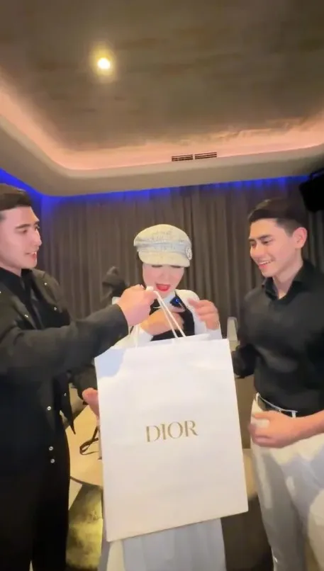 Venna Melinda ultah ke 53 © Instagram Venna Melinda ultah ke 53 © Instagram