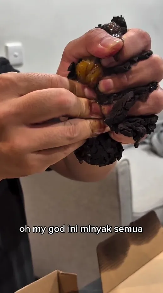 Codeblu beri review donat Pinkan Mambo © Instagram Codeblu beri review donat Pinkan Mambo © Instagram