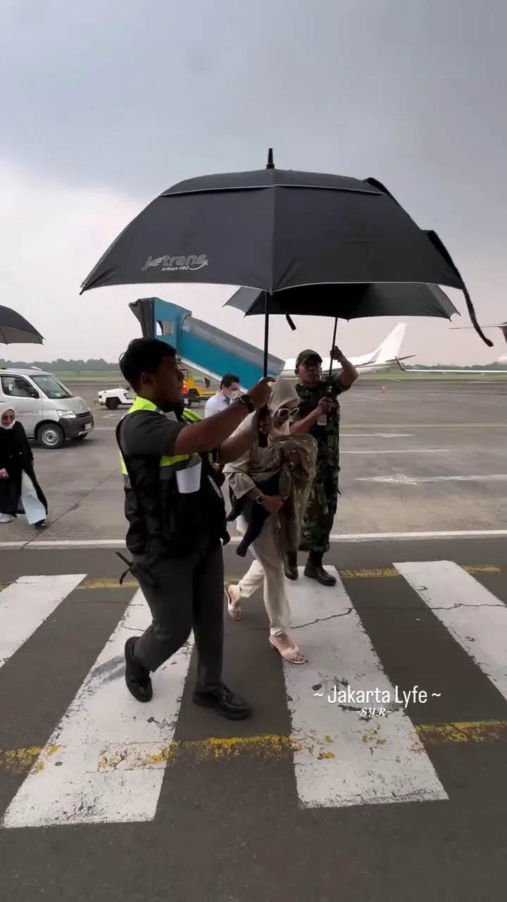 Syahrini dan Raino Barack pulang ke Indonesia © 2025 Instagram