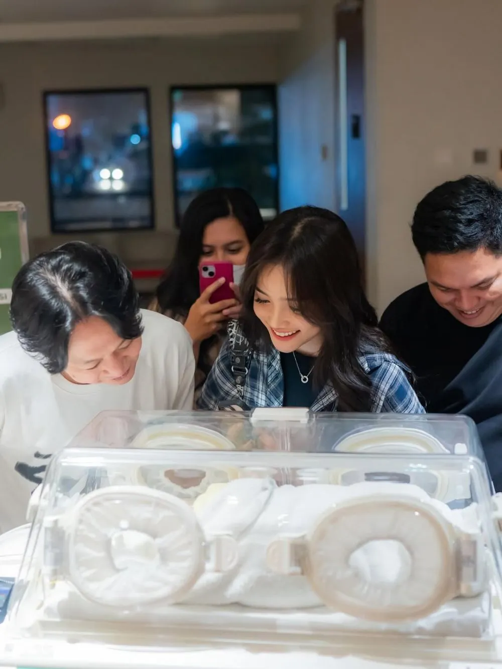 Fuji dan Rachel Vennya kunjungi Erika usai lahiran © 2025 brilio.net Fuji dan Rachel Vennya kunjungi Erika usai lahiran © 2025 brilio.net